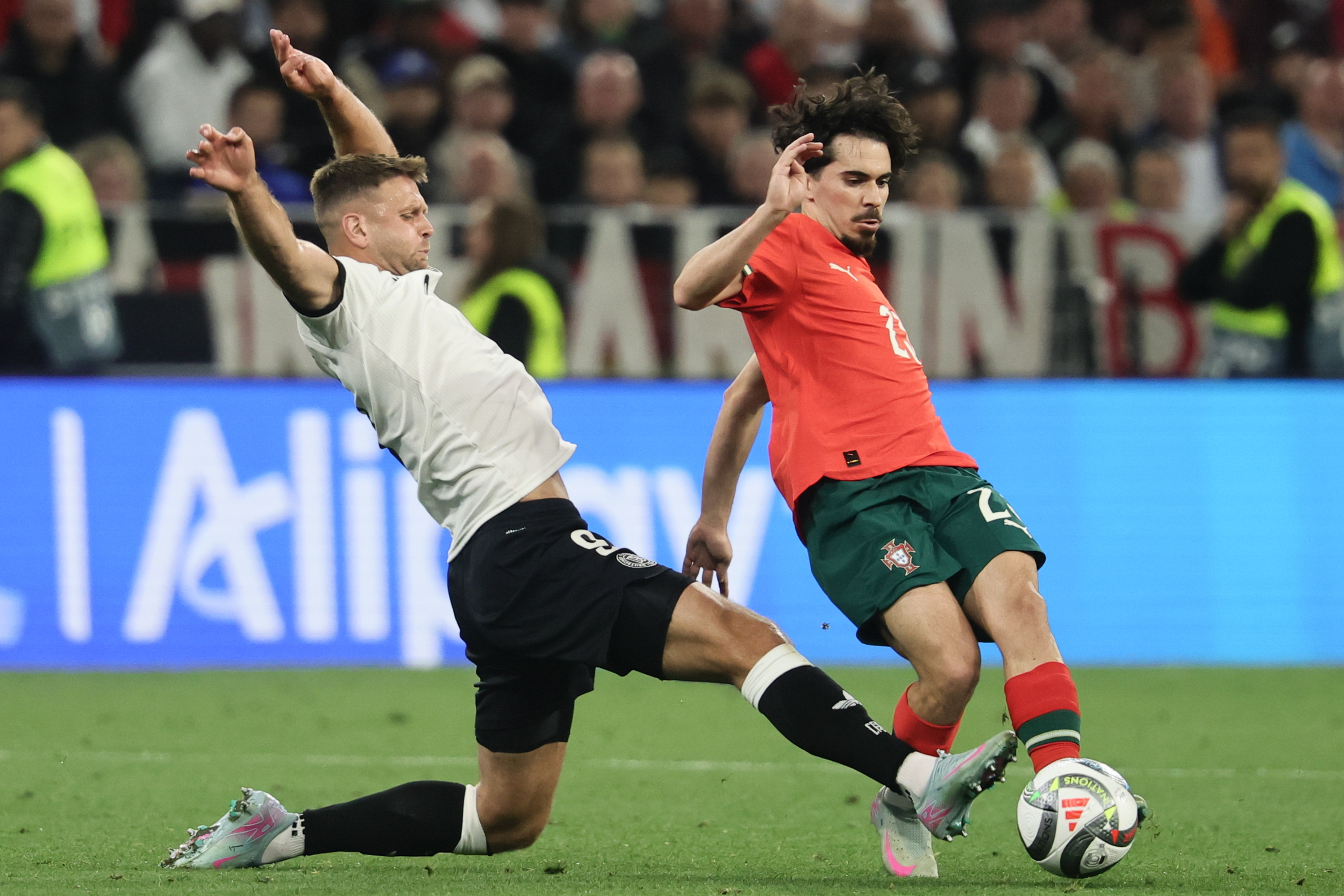 jiuyou-关于冲刺阶段葡萄牙体育遗憾出局：欧冠节点到来，球迷炸锅，赛季目标并未改变的信息